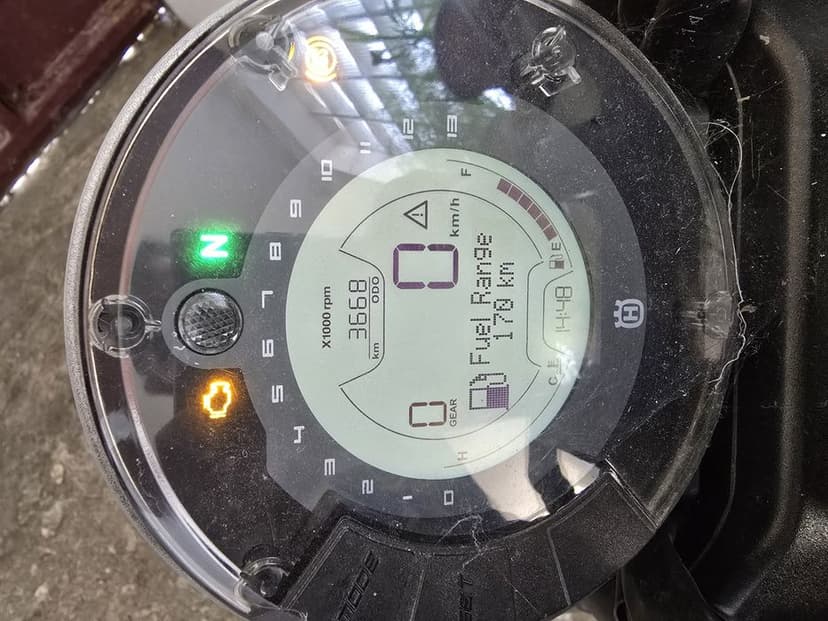 Husqvarna svartpilen 401 (ca noua)