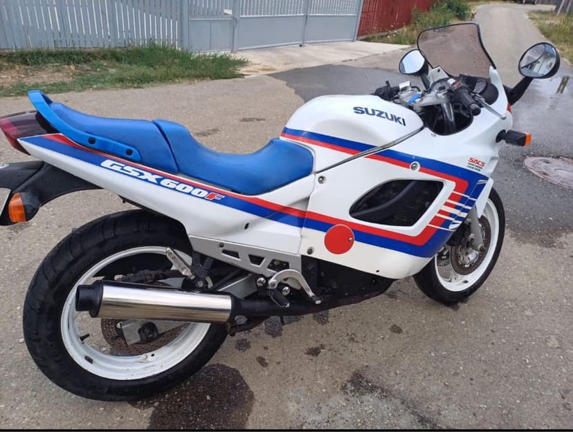 Motocicleta BMW 259 R1100R/Suzuki GSX600