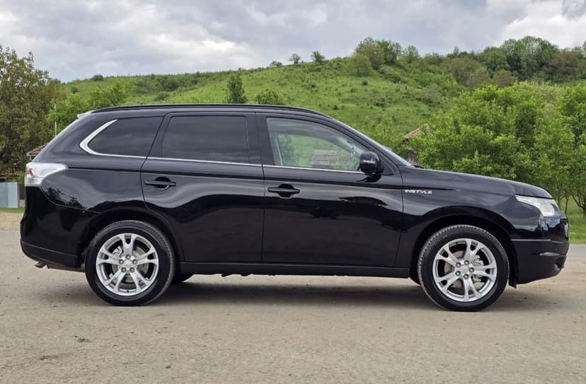 Vând urgent mitsubishi 2013