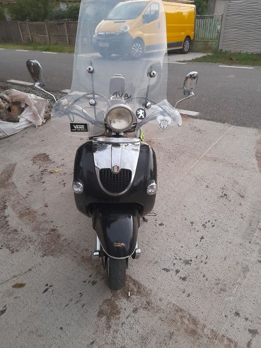 Vind 2 scutere unul electric și unul benzina