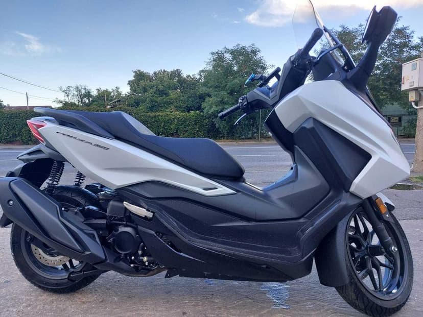 Honda Forza 350 2025 cu 3400 km
