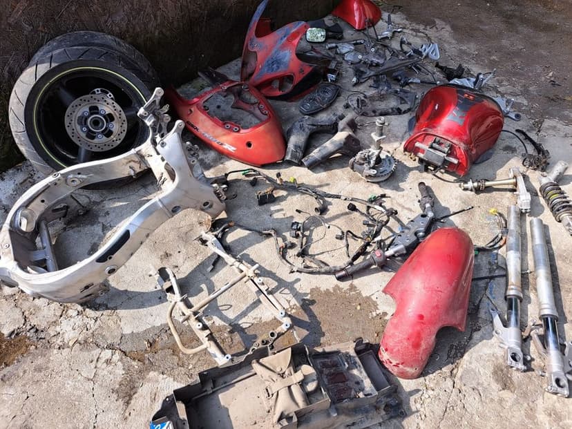 Vând piese Suzuki Gsx1300R Hayabusa 2000