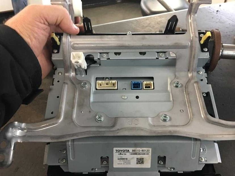 navigatie originala  toyota land cruiser j 200 2014