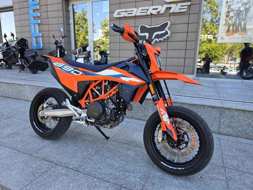 KTM 690 SMC-R 2023 Supermoto