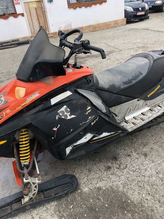 SNOWMOBIL Bombardier Summit 800