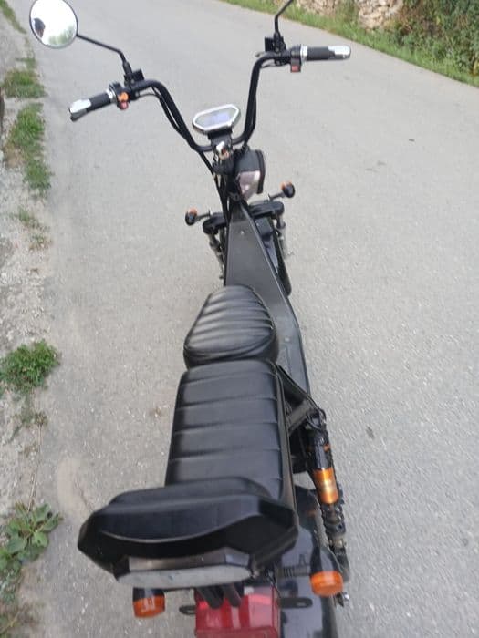 Vand scuteru electric functioneaza perfect nici un defect !!