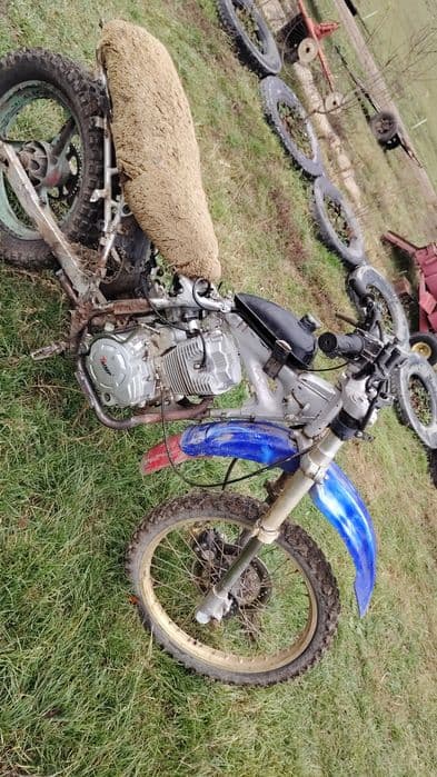 Vând cross de 250 cc cu 5 trepte .Preț 29 de milioane