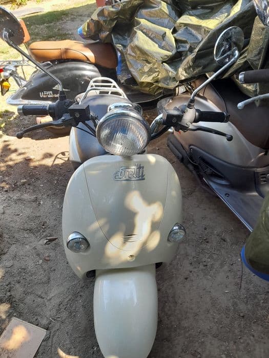 Vind 2 scutere unul electric și unul benzina