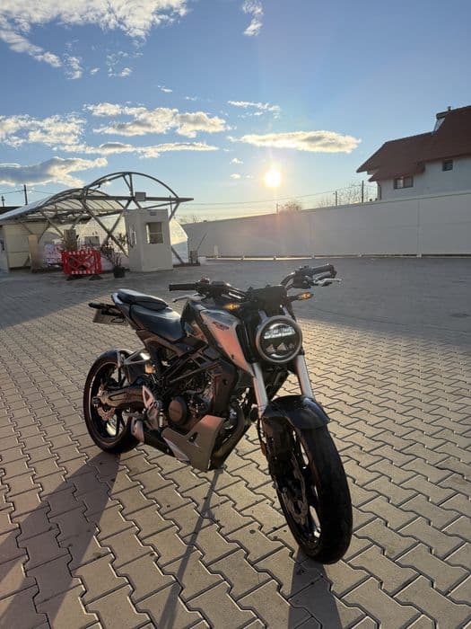 Vând Honda CB125R (2021)