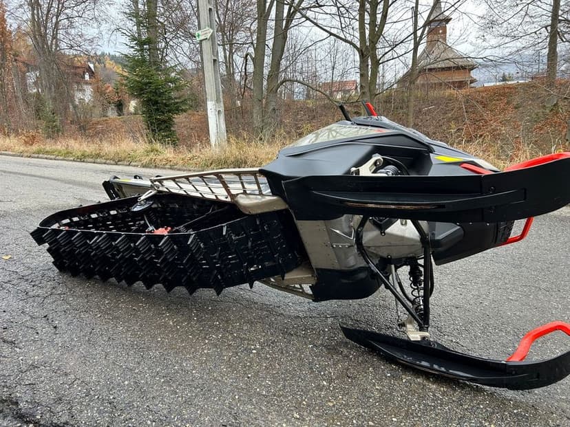 Vand snowmobil Ski-Doo 850 turbo , an 2022 ,230 km, senila:165