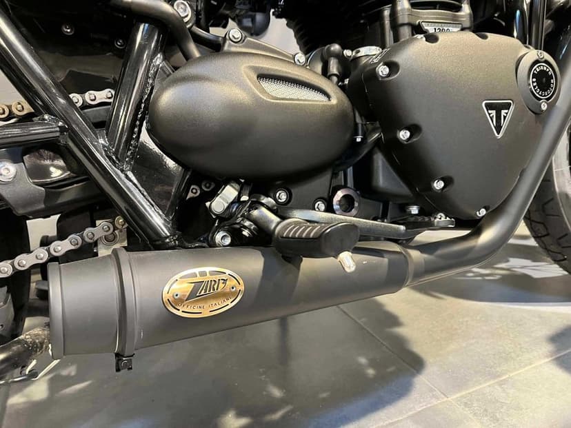 Motocicleta Triumph Bonneville T120 Black Custom Second 2020