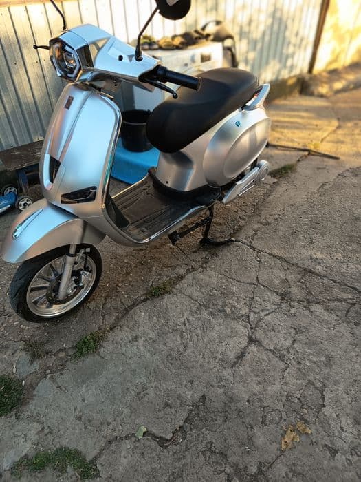 Scuter electric motor 1000 w,este nou  doar 53 km parcurși fuge 55 km