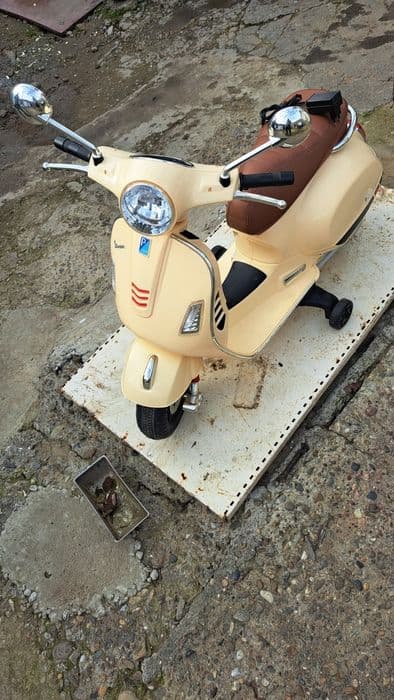 Vând motoreta vespa electrica