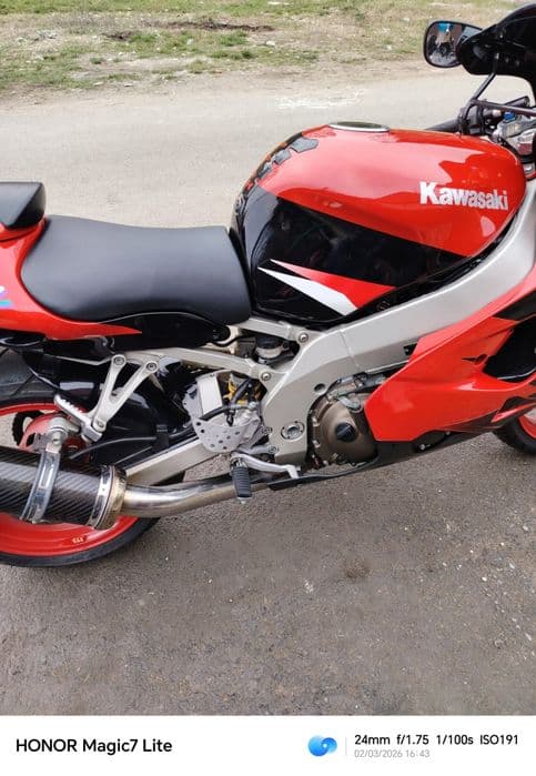 Vând Kawasaki ninja zx9r an 2000 ca nou 3500 e fixxx