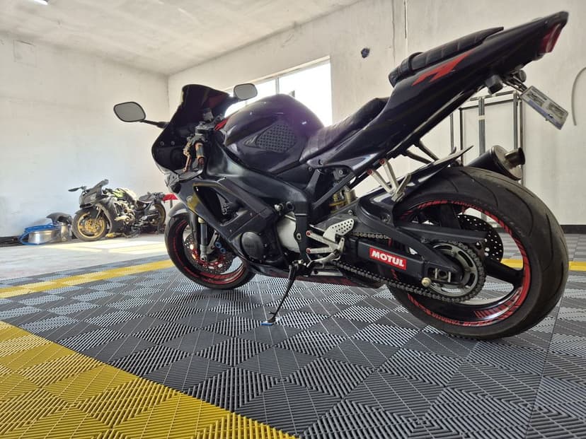 Vând sau schimb Yamaha R1 Race
