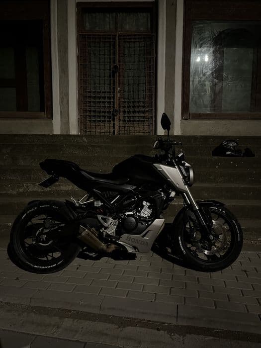 Honda CB  125R.