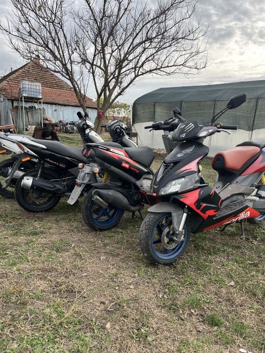 De vanzare 4 scutere