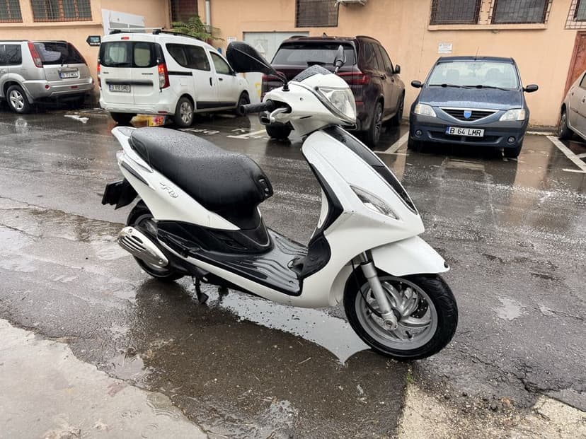 Piaggio New Fly - 25km/h - FARA PERMIS