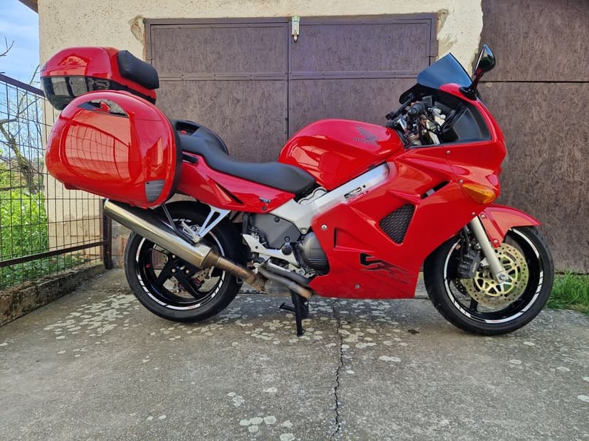 Vând Honda VFR800FI