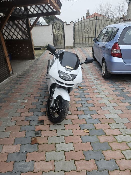 Vând Kawasaki Nija 97  si scuter peugas de 49  din Germania