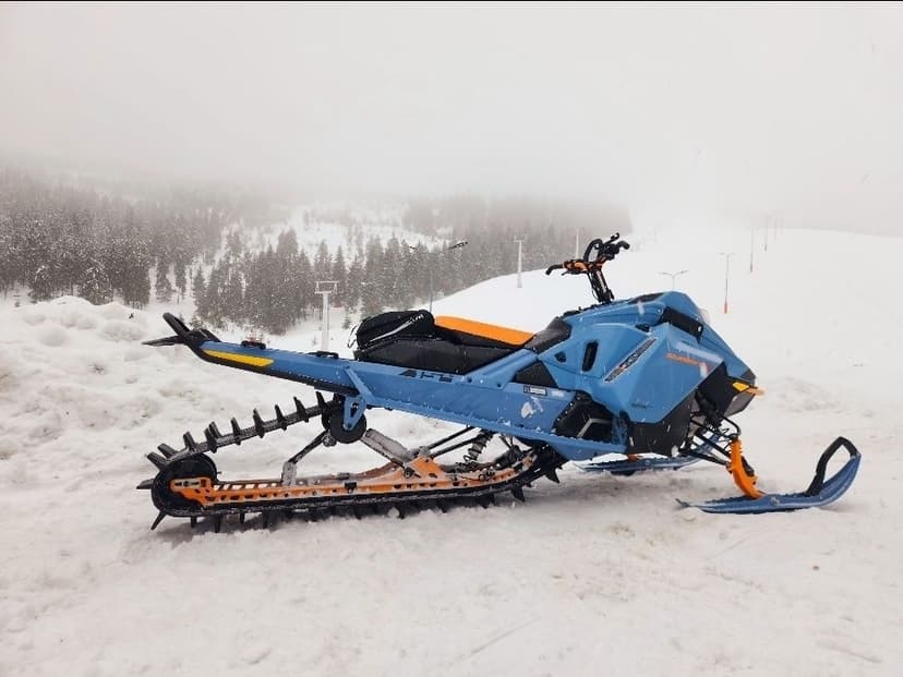 Snowmobil Ski-Doo Summit-X 850 E-Tech senilă 154 model 2022