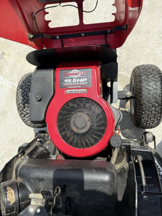 Tractoras tuns gazon iarba