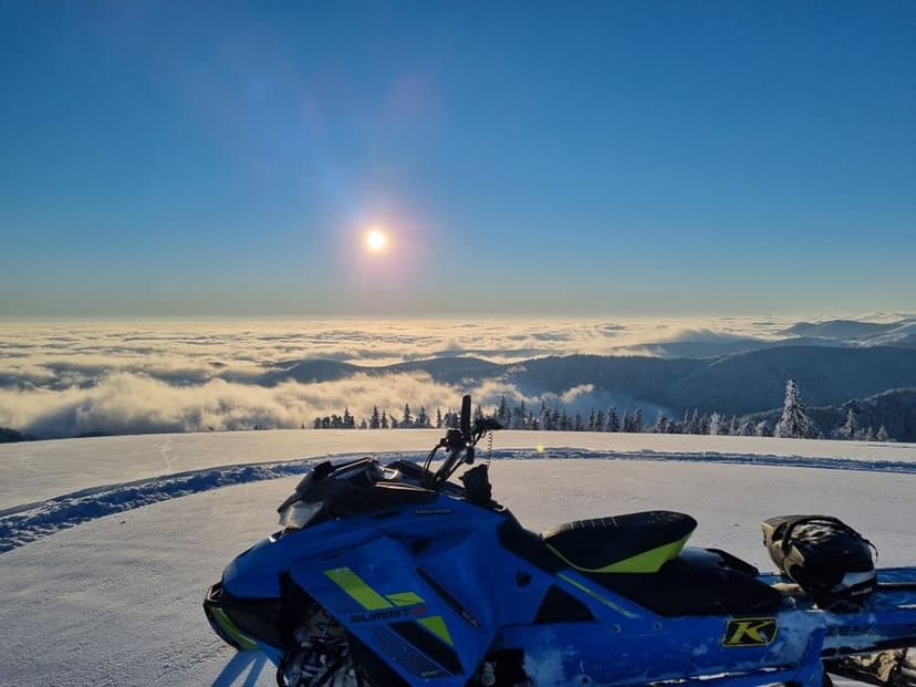 Snowmobil summit x