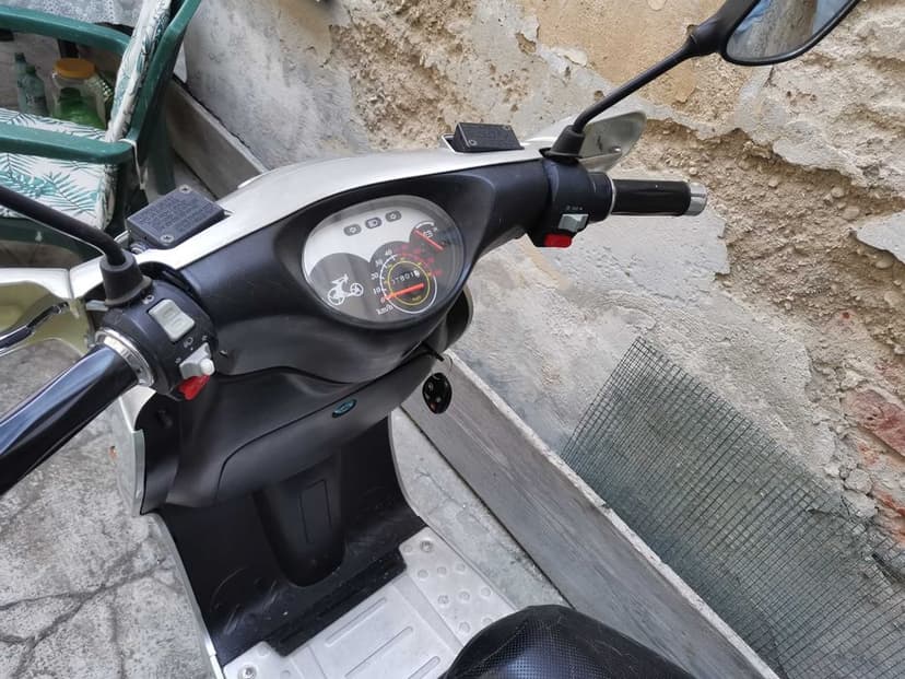 Scuter electric cu baterie defecta