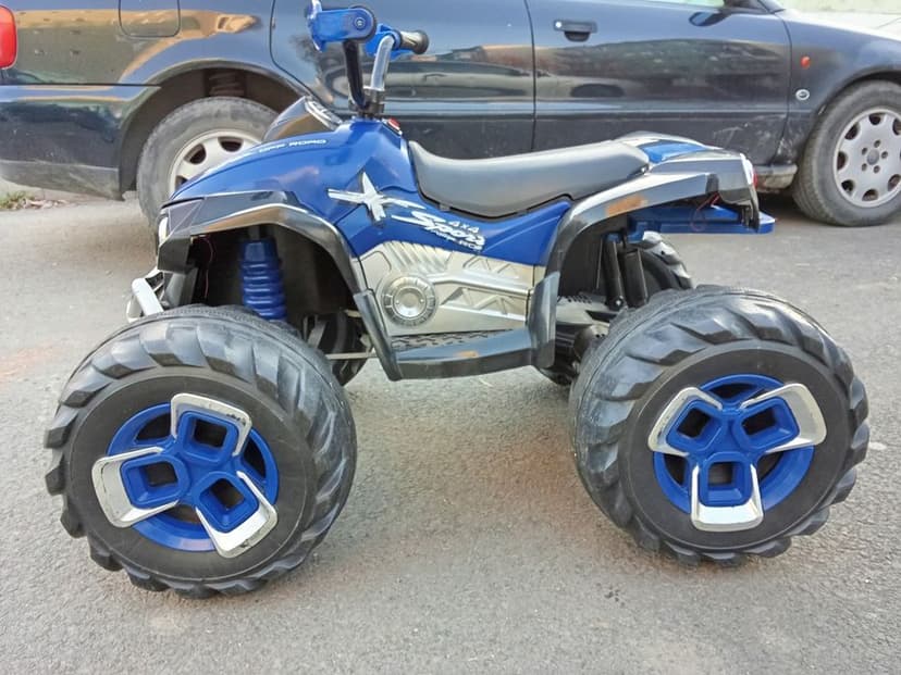 De vanzare ATV electric cu doua acumlatoare de 12 volti 7Ah