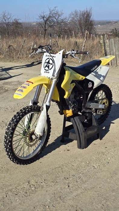 Motocross Suzuki RMZ 250 4 timpi