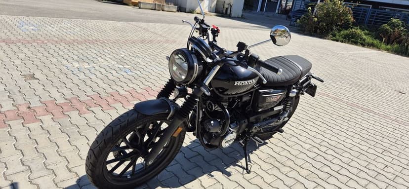 Motocicleta Honda GB 350S cu accesorii originale