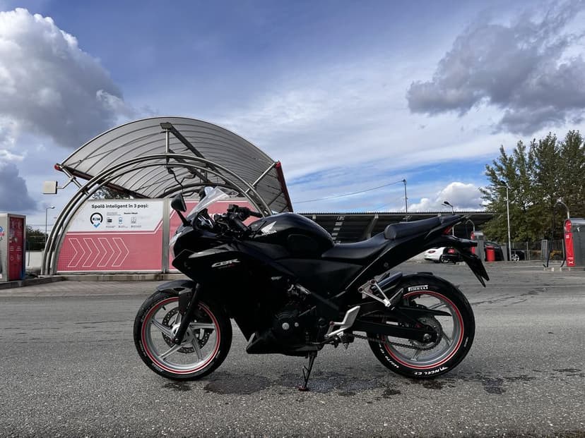 Vand motocicleta HONDA CBR250R