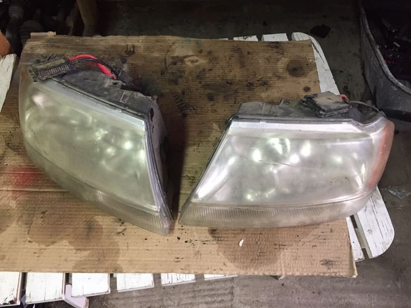 Faruri xenon jeep grand cherokee pret 500 lei setul