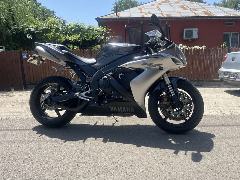 Vand sau schimb Yamaha r1 RN12