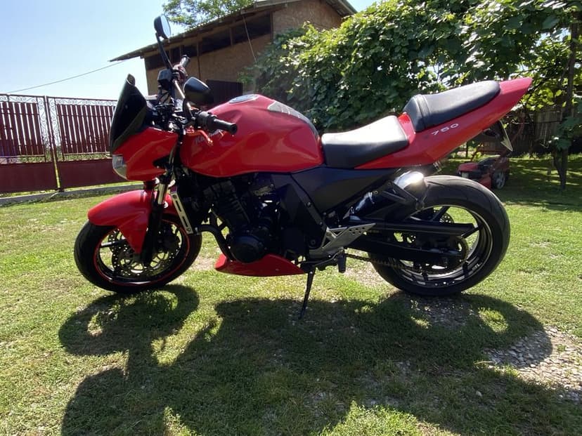 Vand kawasaki z750,An 2004, mai multe detalii la tel