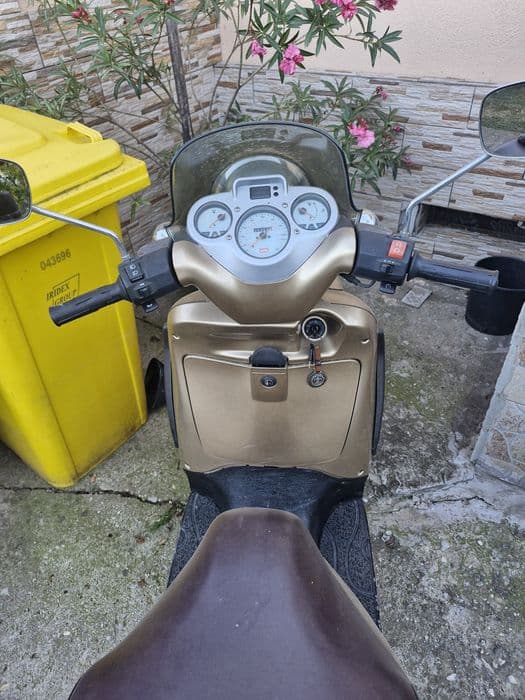 Se vind următoarele Scuter aprilie scarabeu 150 și at copii
