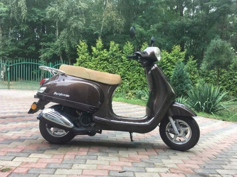 Scuter model Vespa, motor 125 cc