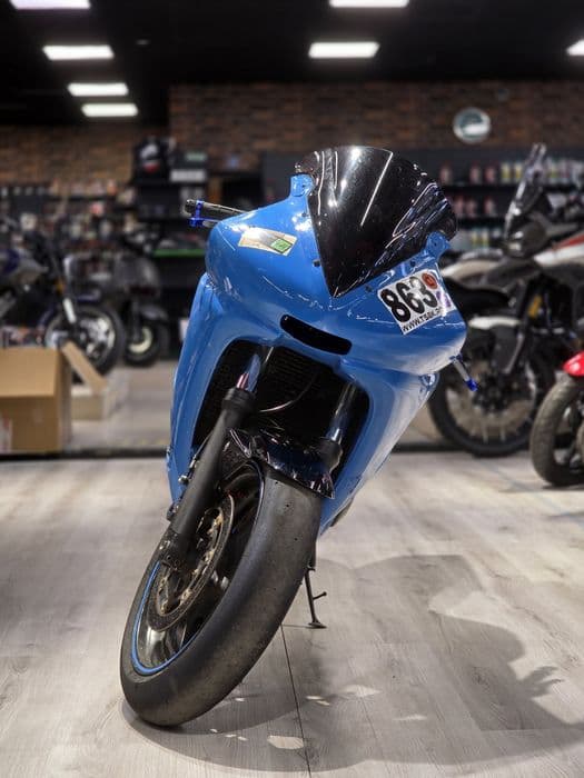 Motocicleta Yamaha R6 2003 pista / circuit, “la cheie”.