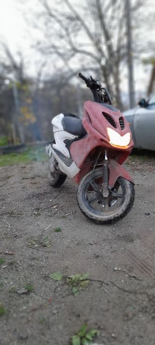 Scuter 49cc 2t rosu cu alb