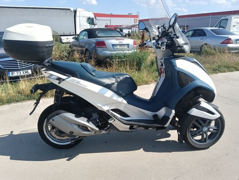 Scuter categoria B 3 roti piaggio mp 3oo cc .  2013 injectie