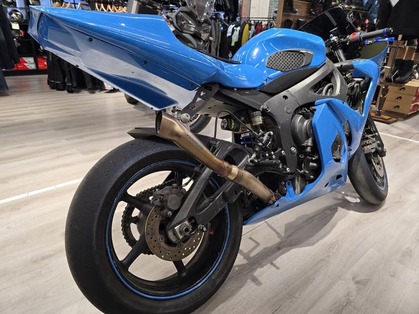 Motocicleta Yamaha R6 2003 pista / circuit, “la cheie”.