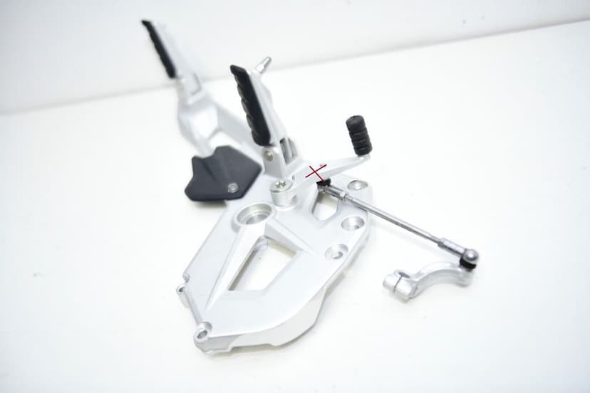BMW K83 F900R Footrest Hanger stânga 46718404013 suport pentru
