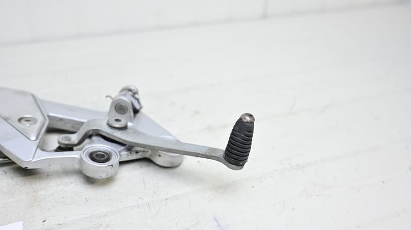 Suport Scarita Fata Stanga Cu Pedala Schimbator Yamaha FZ6 2004 - 2009