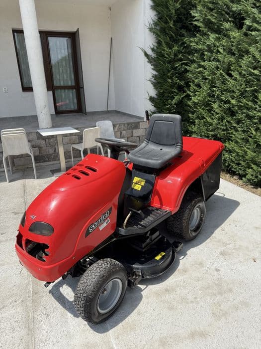 Tractoras tuns gazon iarba