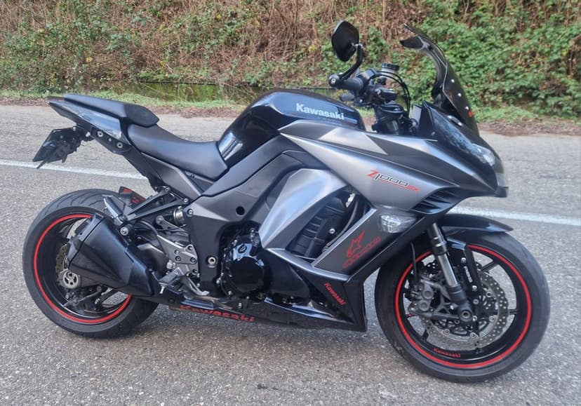 Vând Kawasaki z1000sx în stare buna pret 6500 euro neg