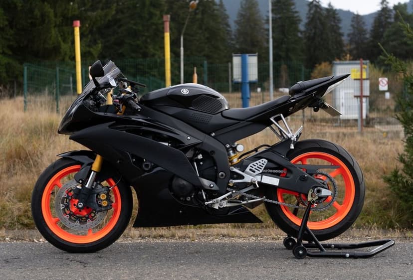 Yamaha R6 2008 – Sportiva care întoarce priviri!