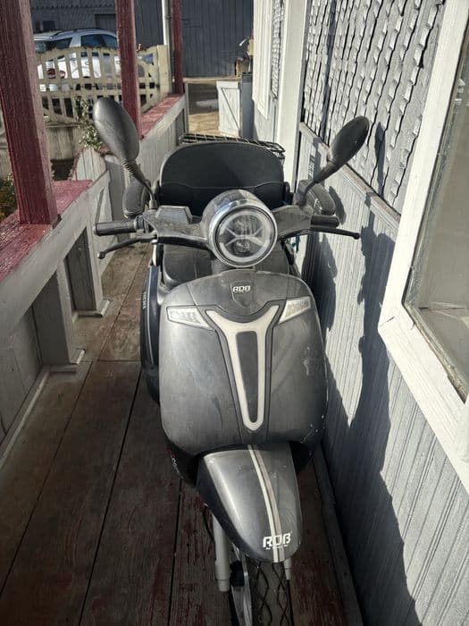 Scuter electric, modelul Luxxon E3800