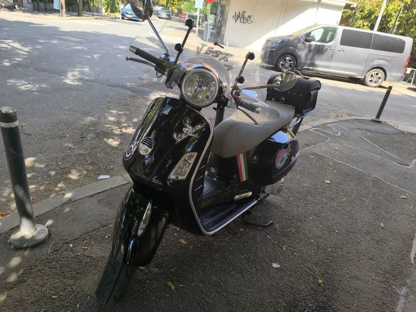 Burgman AN 650 maxiscooter/Vespa 250 gts