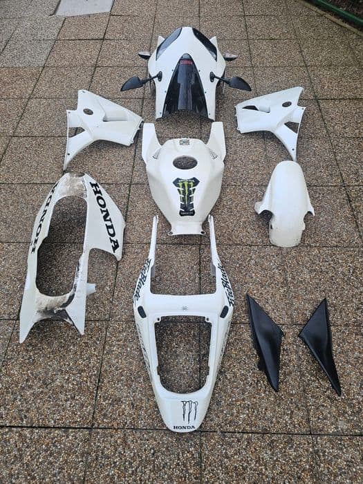 Vând carene Honda cbr600rr