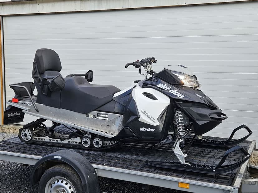 Snowmobil Ski Doo Grand Touring 600 ACE